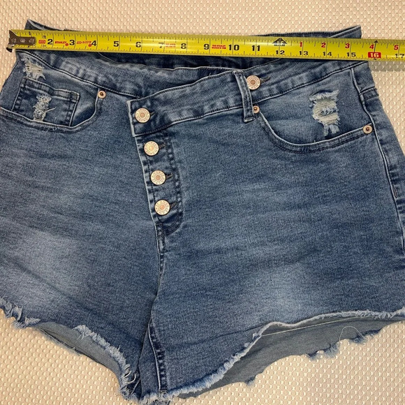 ✨Crossover Button High rise large comfort stretch blue denim shorts frayed hem - Picture 6 of 7